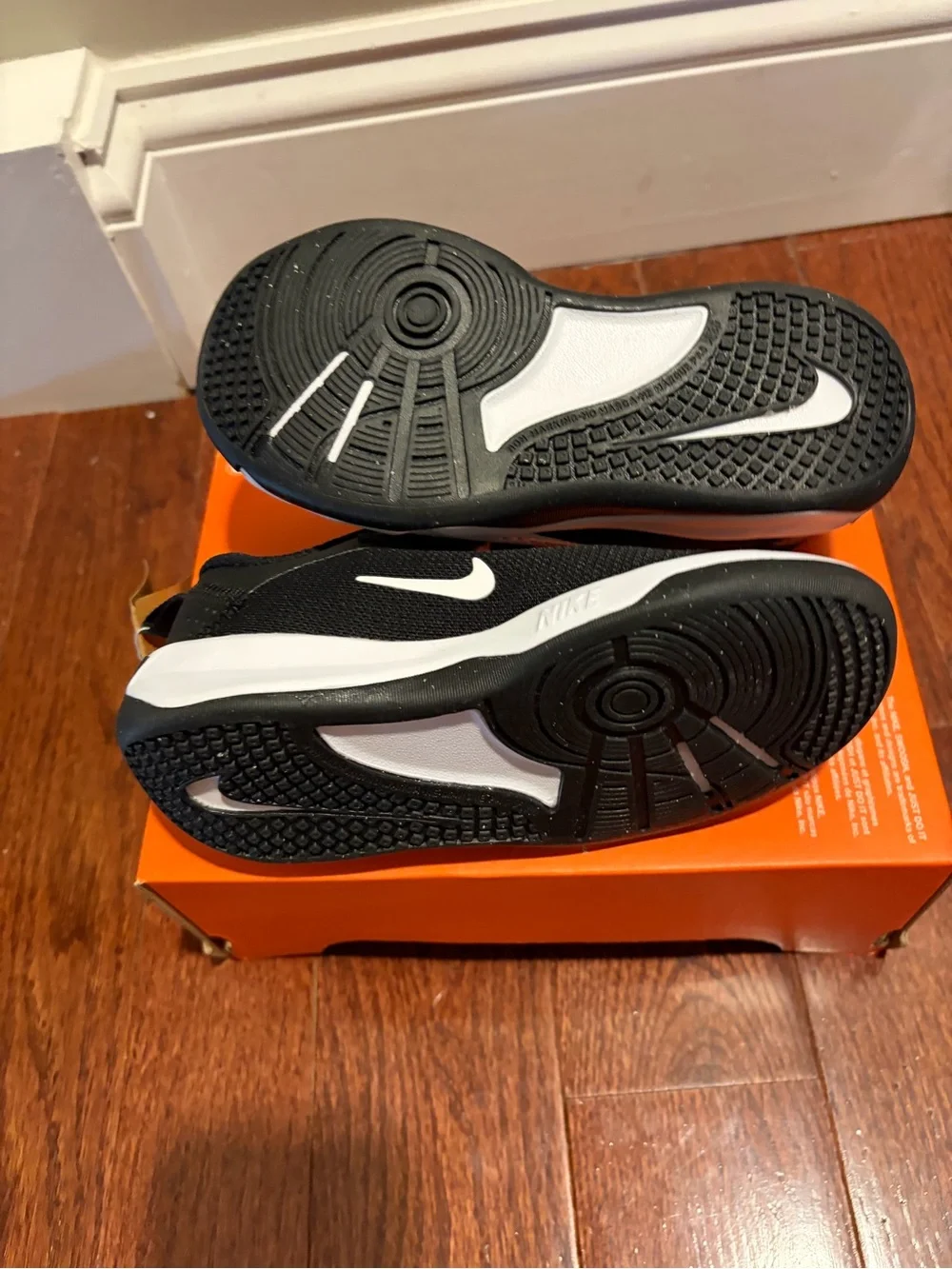 Nike Kids Black and White Velcro Sneaker (Size 11)